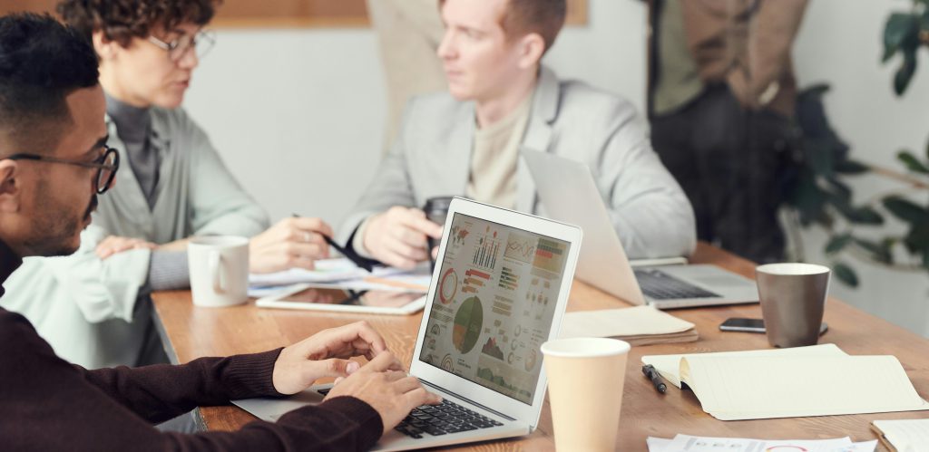 image de la bannière, groupe de personnes travaillant